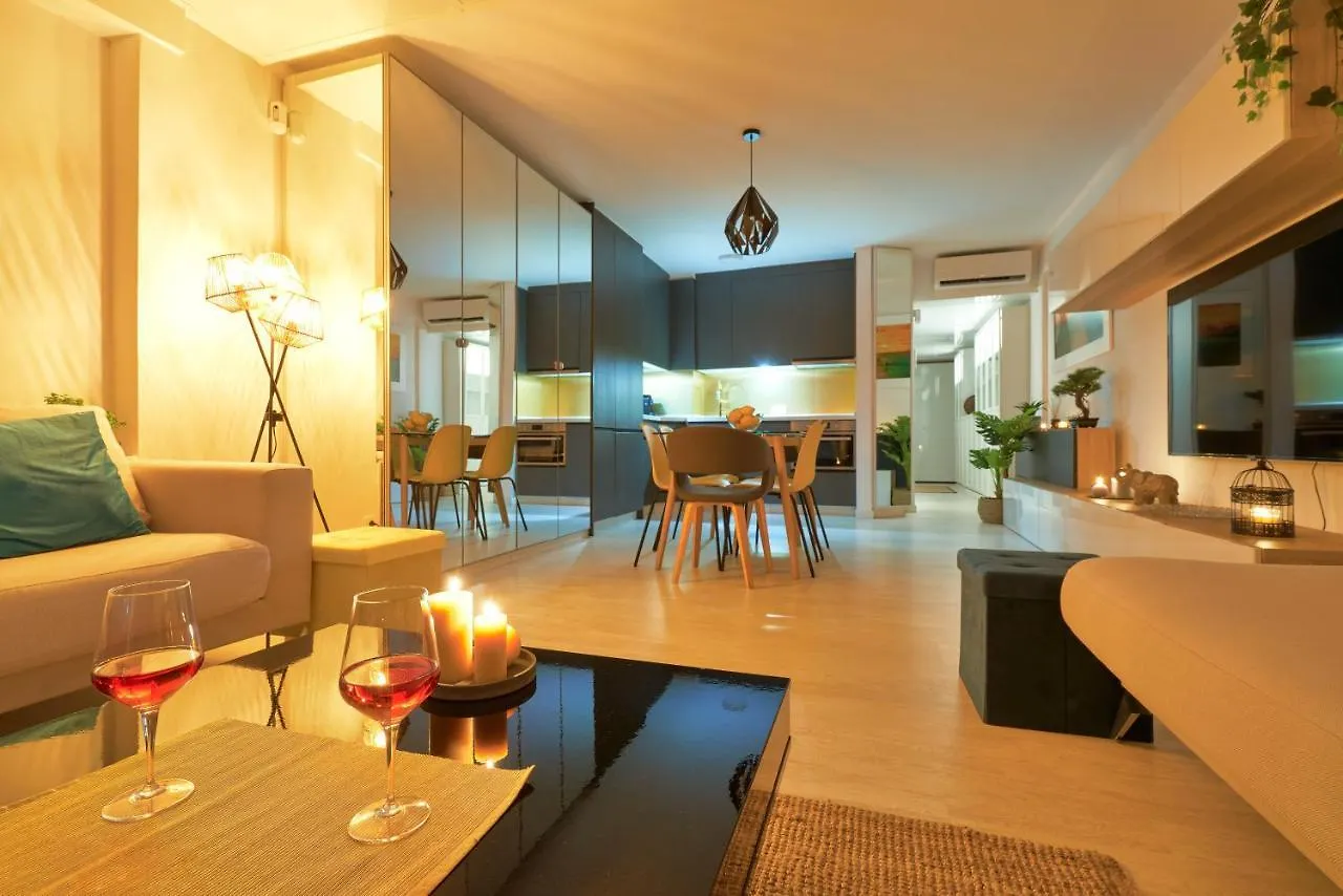 Luxy Beach Apartment Торремолинос
